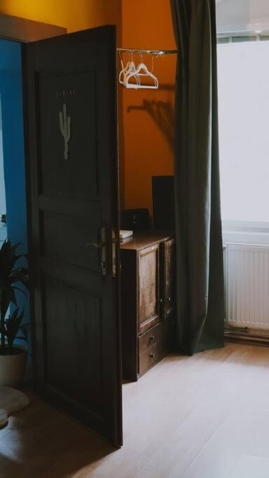 Sahara Studio With Shared Bathroom In City Centre Pozsony Kültér fotó